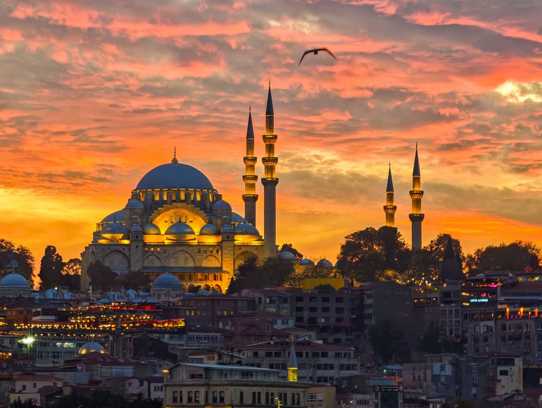 Sunset over the Suleymaniye Mosque and the minarets of Istanbul